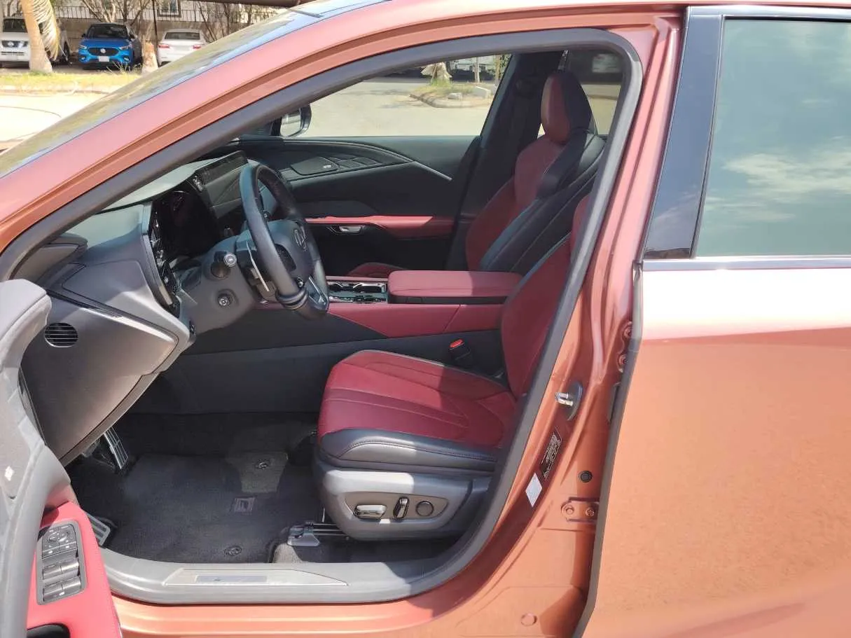 Car image 12