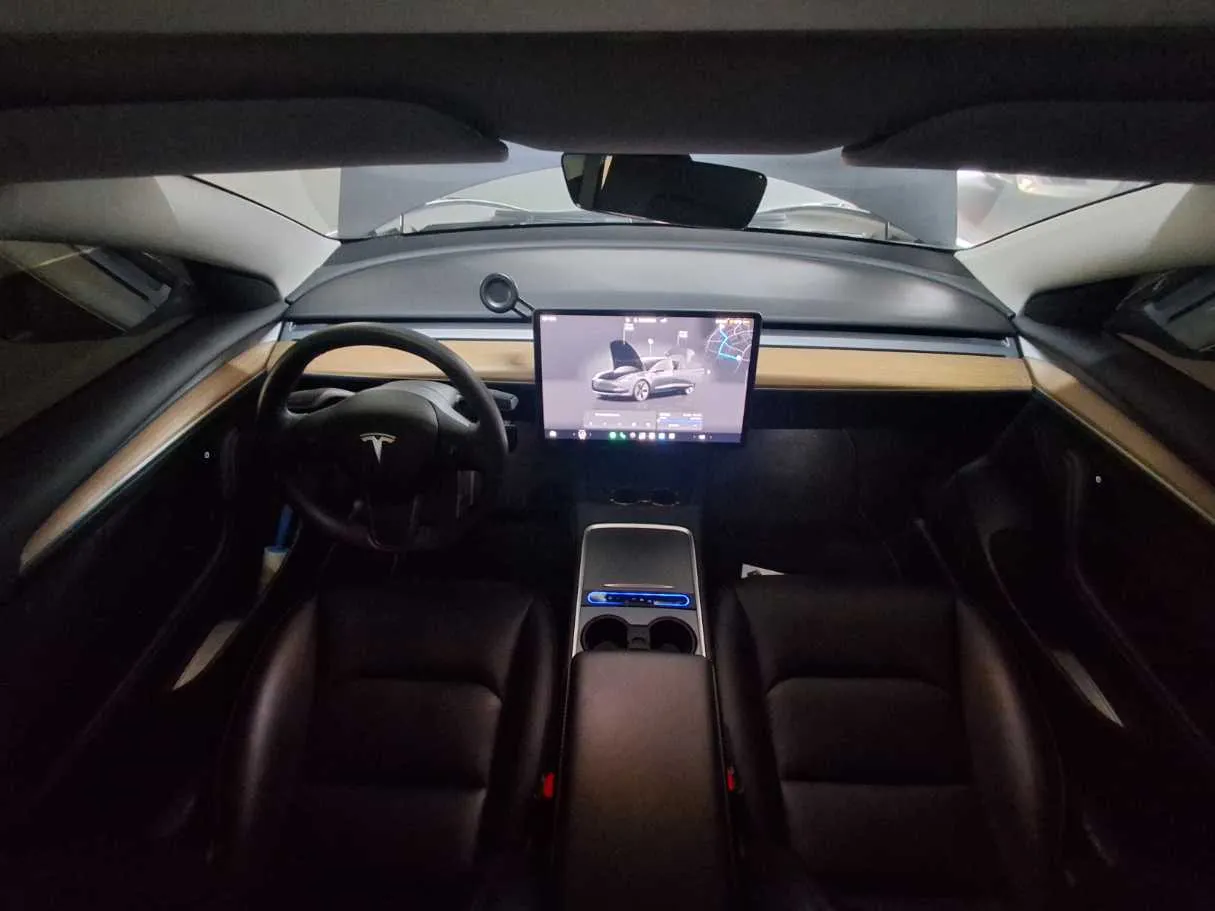 Car image 12