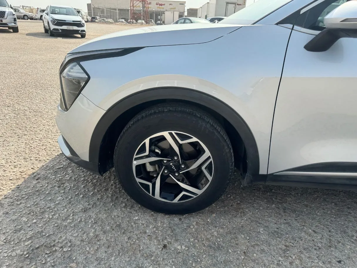 Car image 9