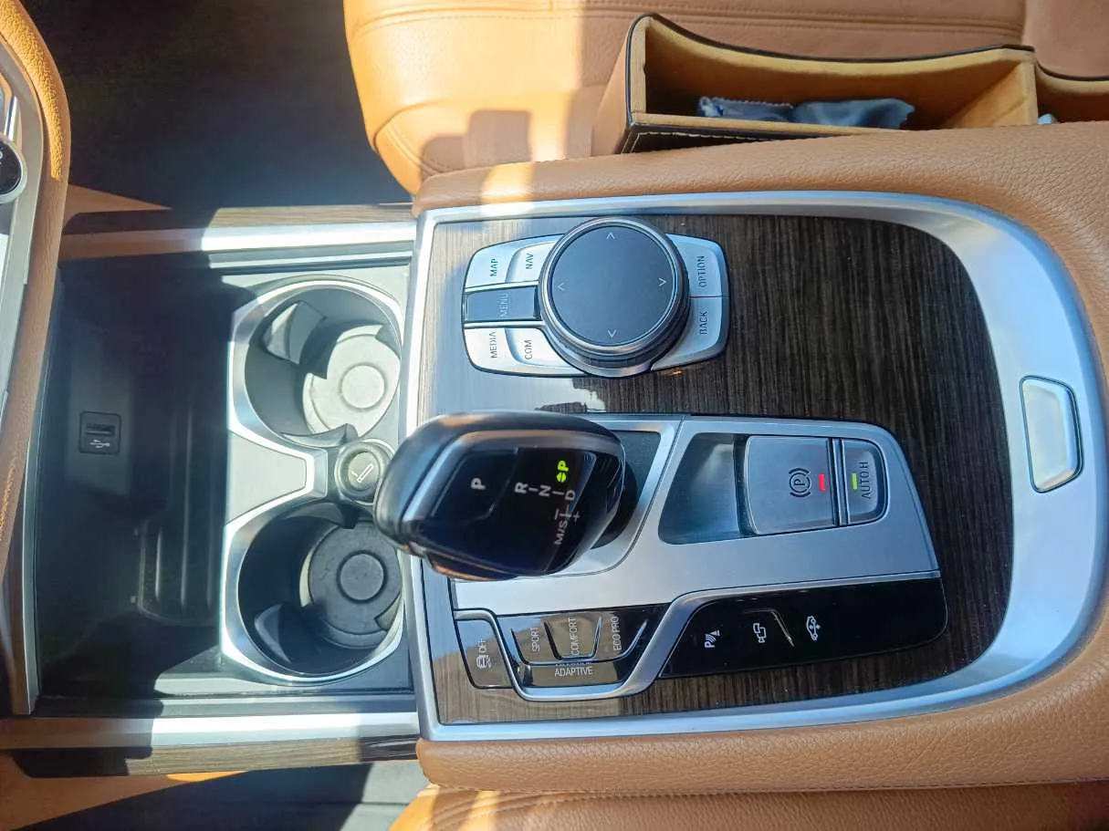 Car image 25