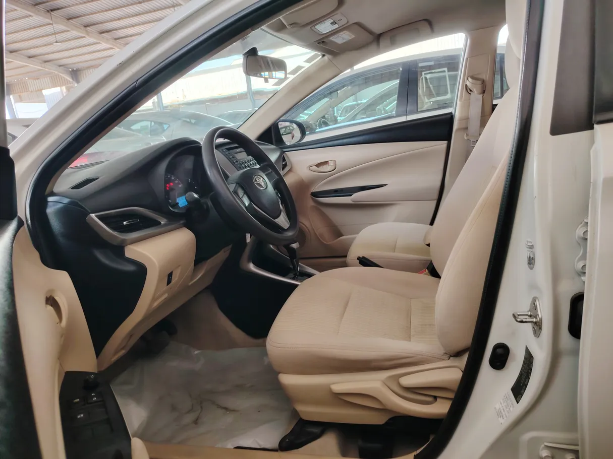 Car image 12