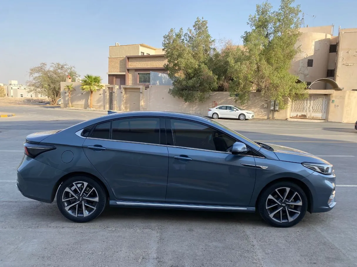 Car image 4