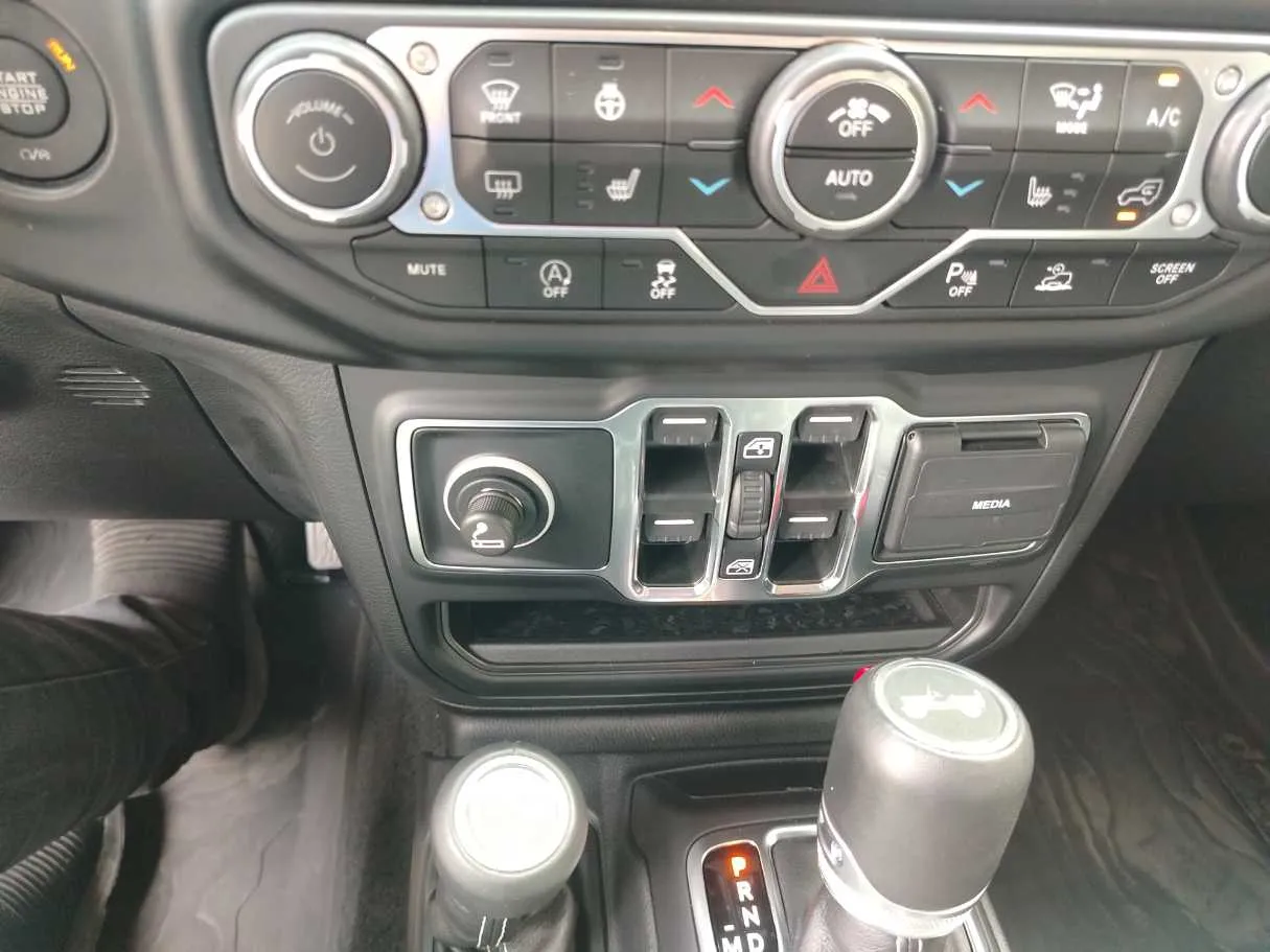 Car image 28