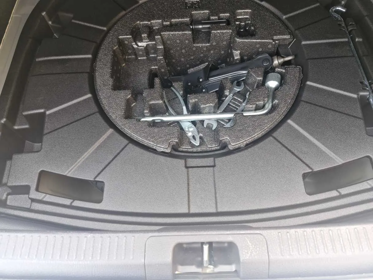 Car image 24