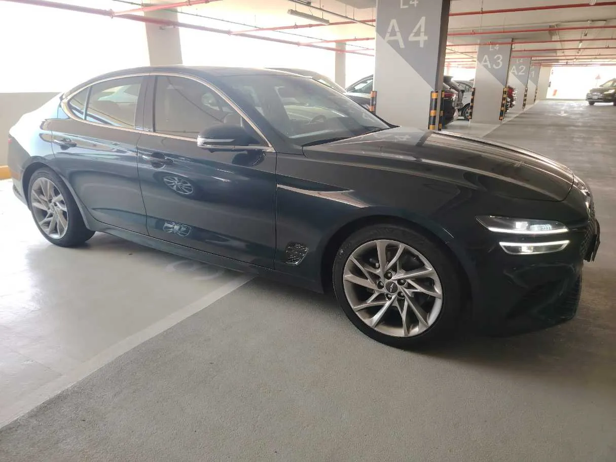 Car image 4