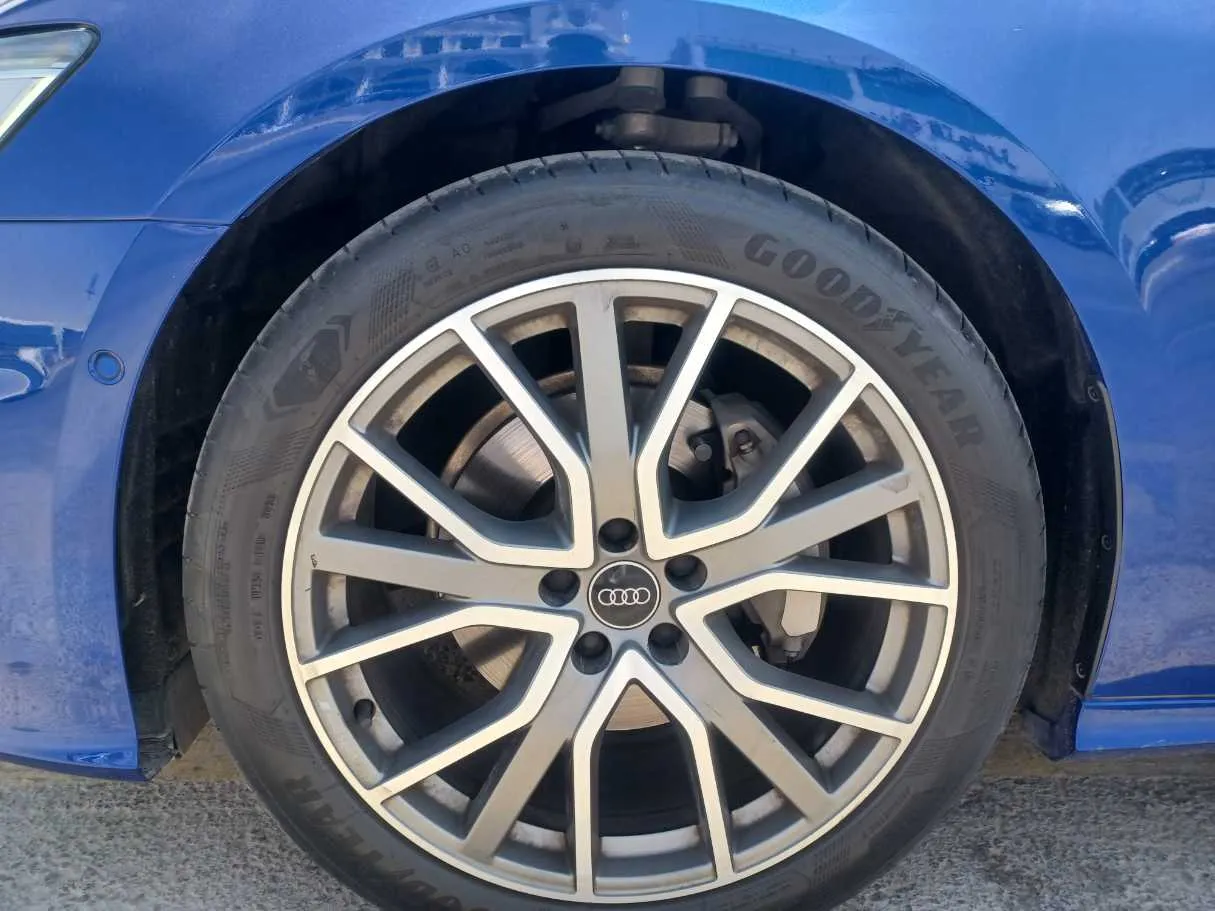 Car image 9
