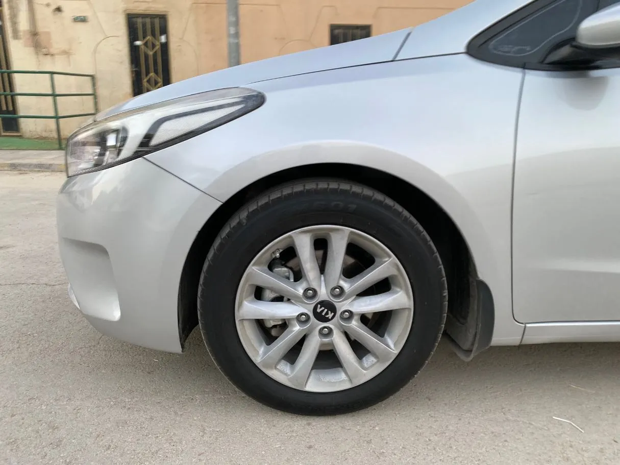 Car image 9