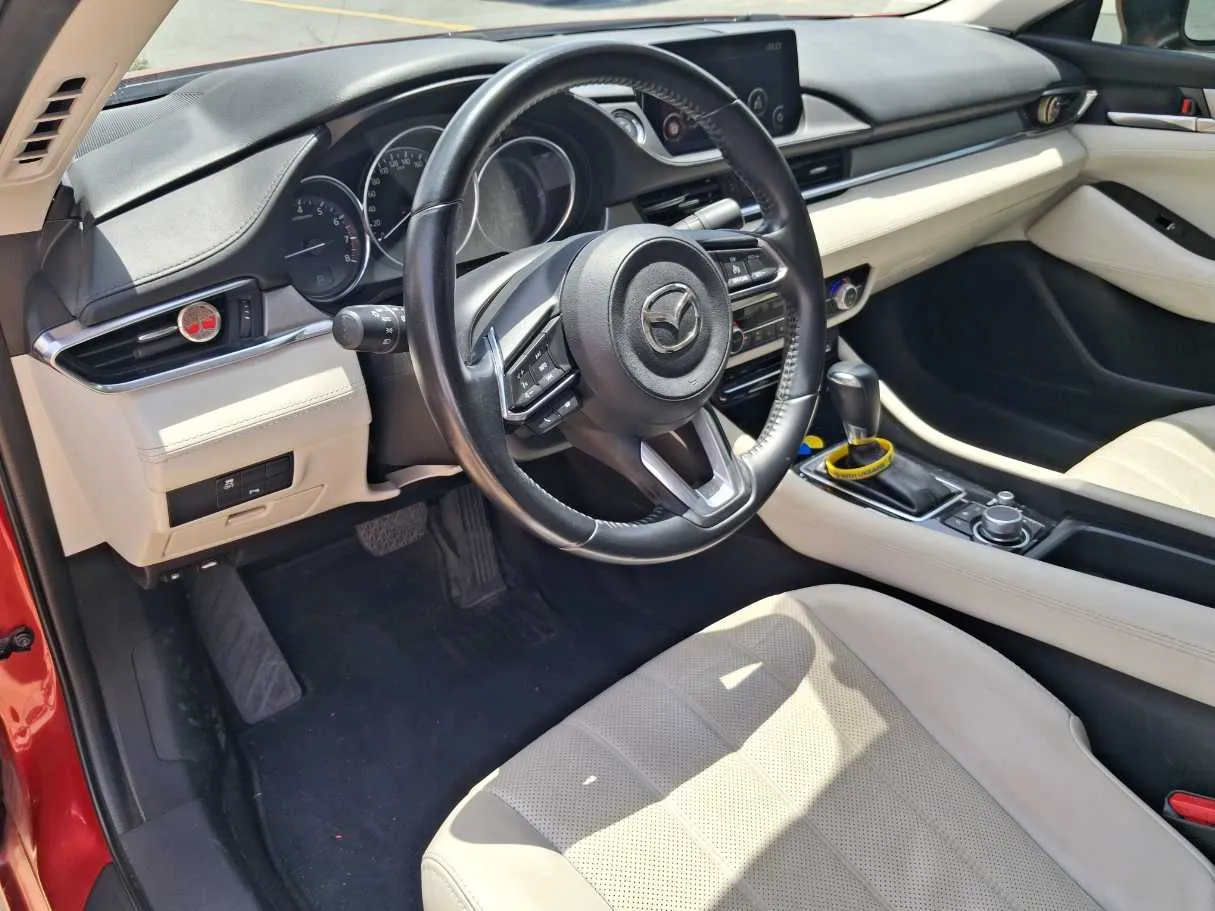 Car image 11