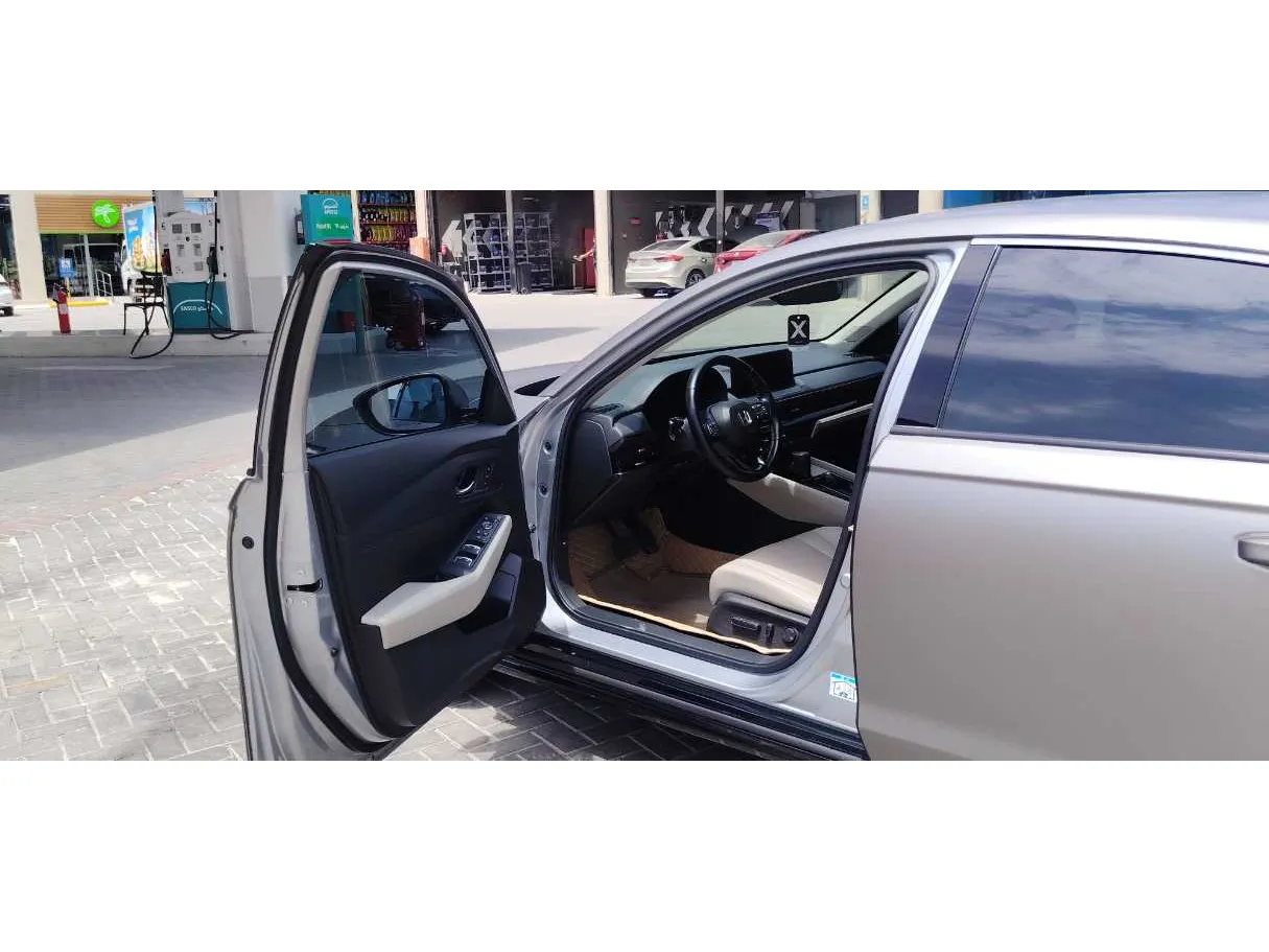 Car image 11