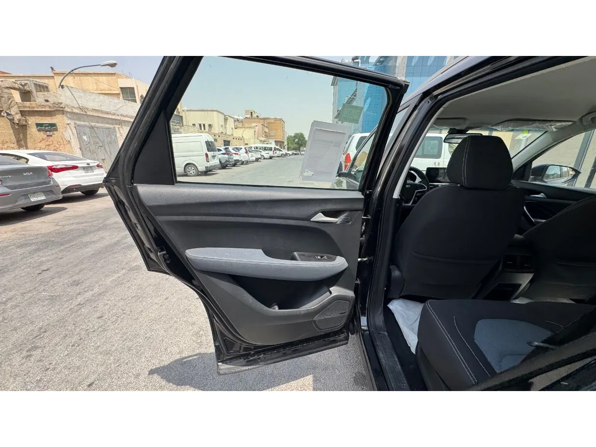 Car image 19