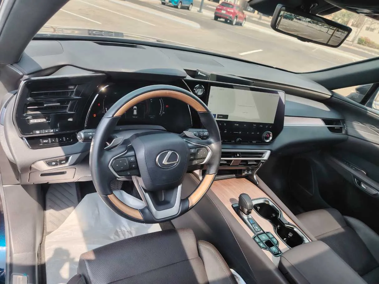 Car image 11