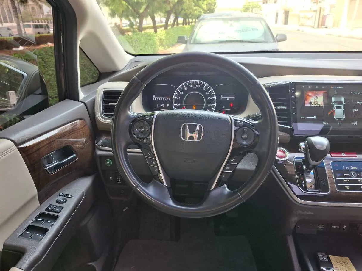 Car image 14