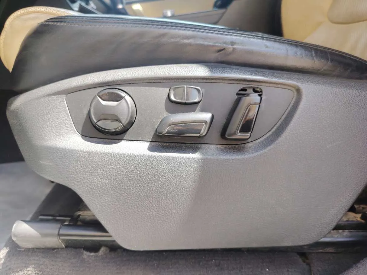Car image 26