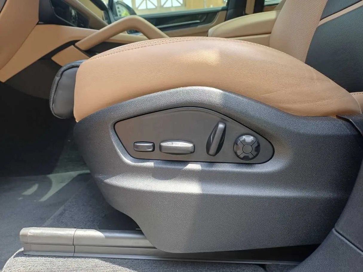 Car image 24