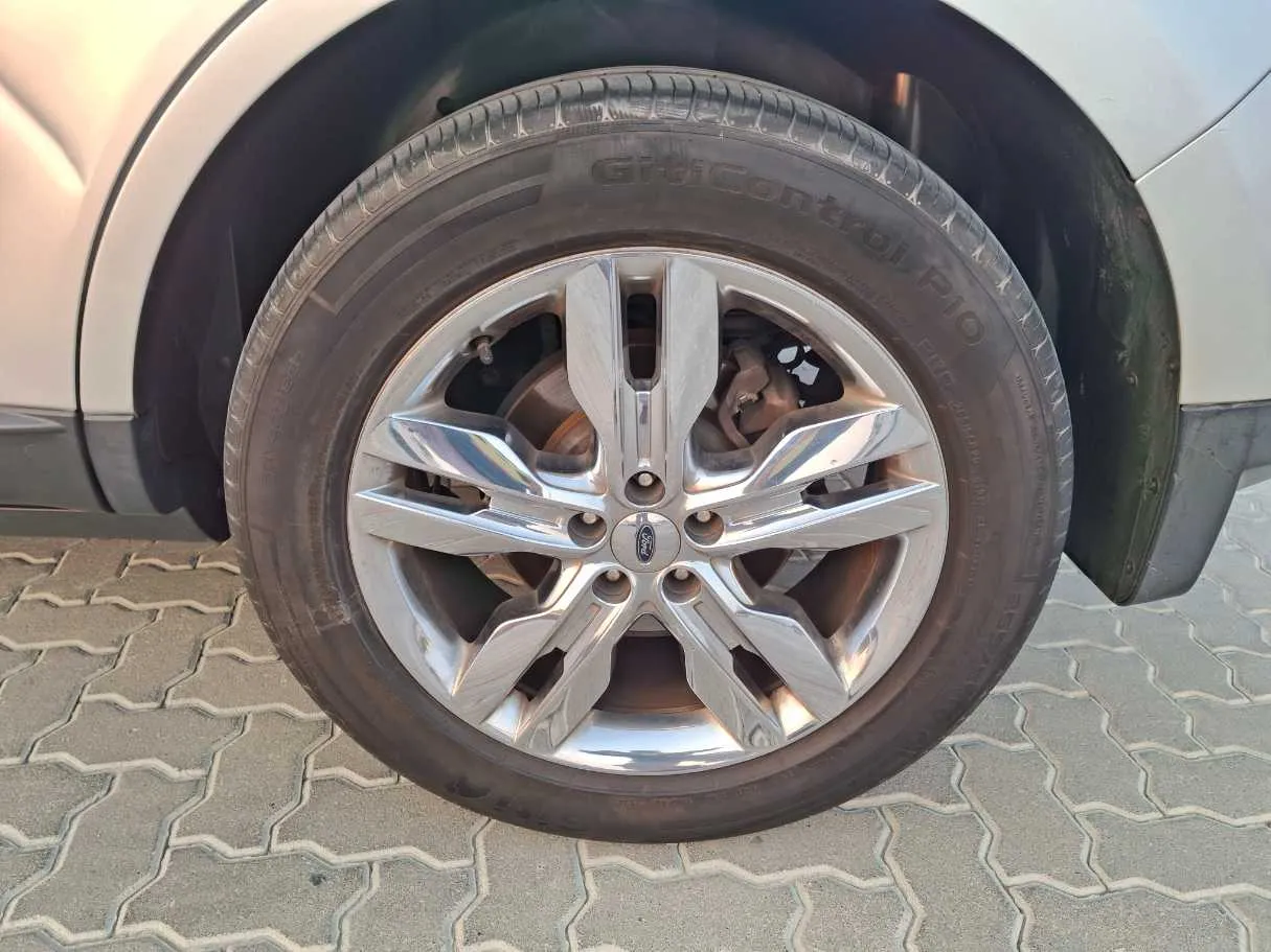 Car image 9