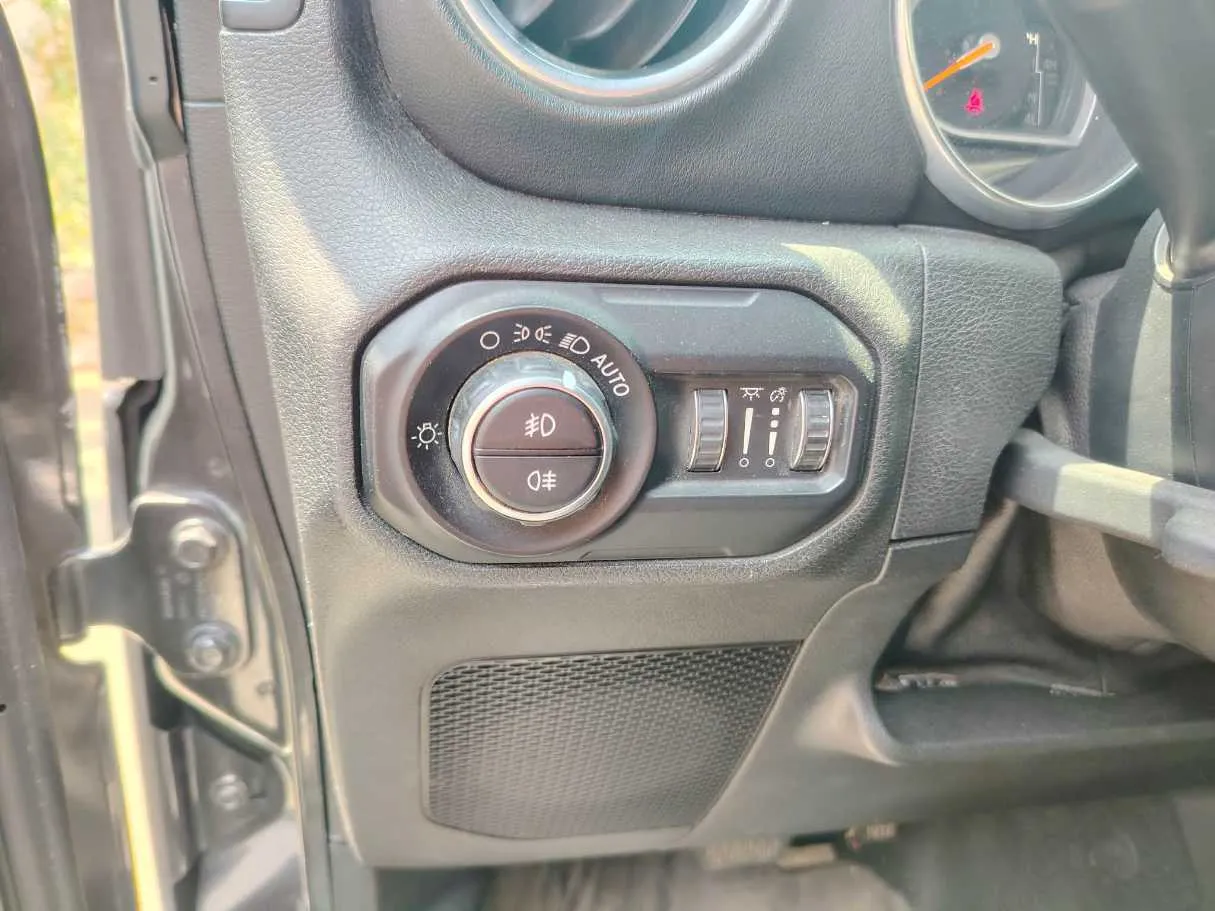 Car image 26
