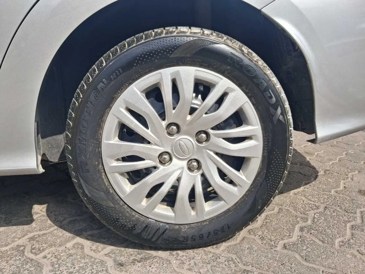 Car image 9