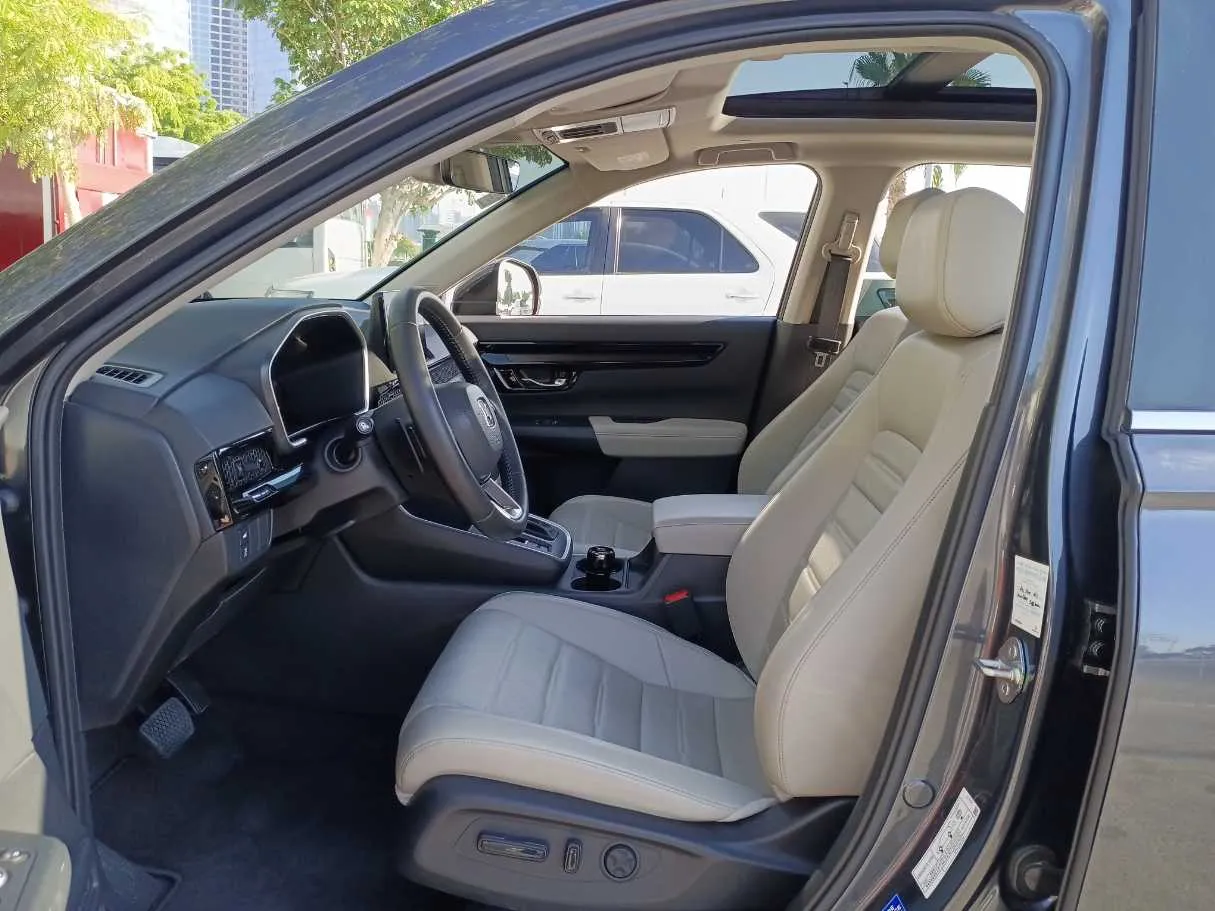 Car image 12