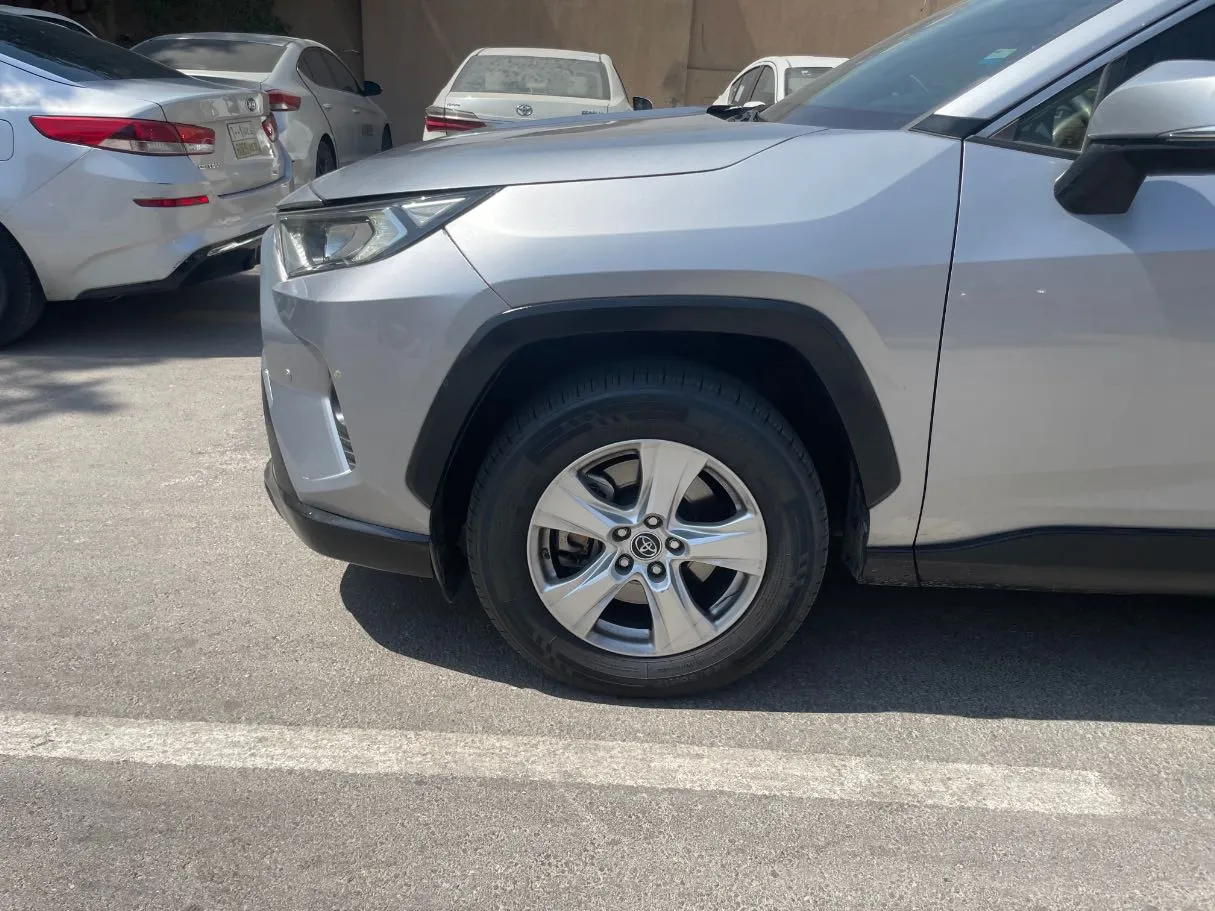 Car image 9