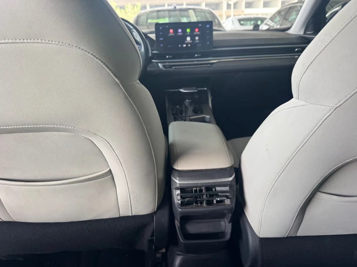 Car image 18