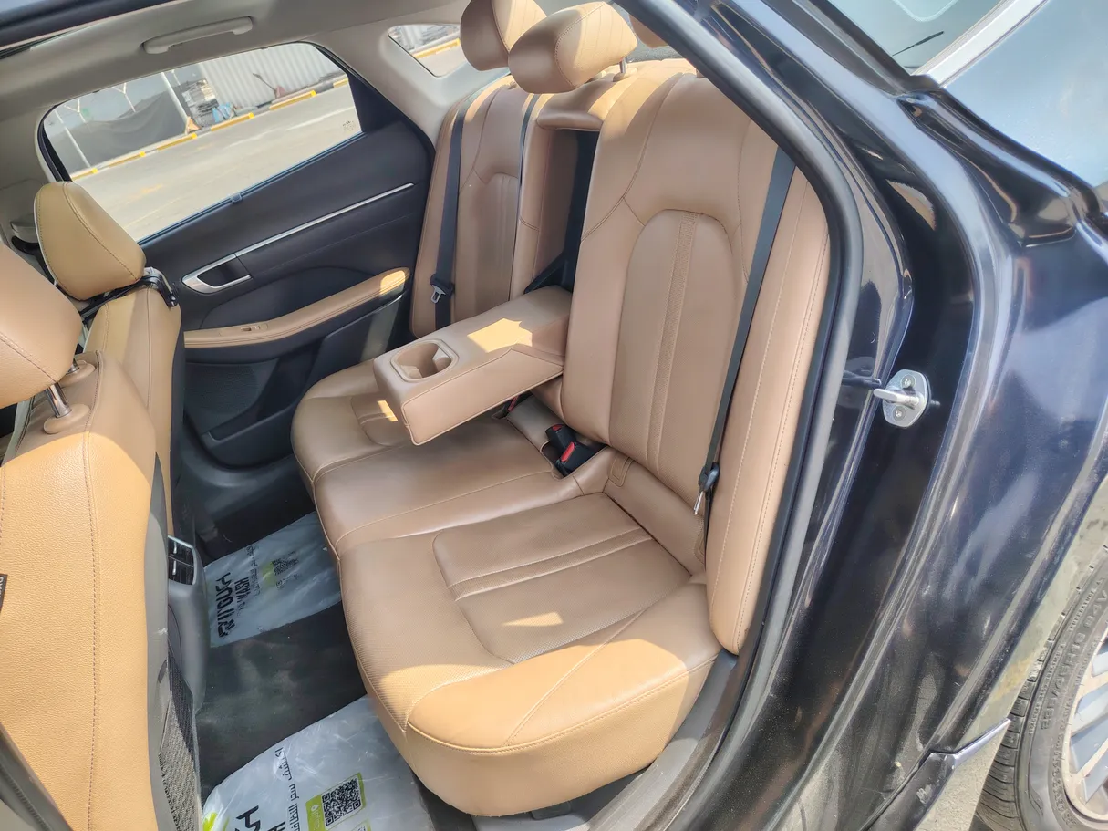 Car image 16