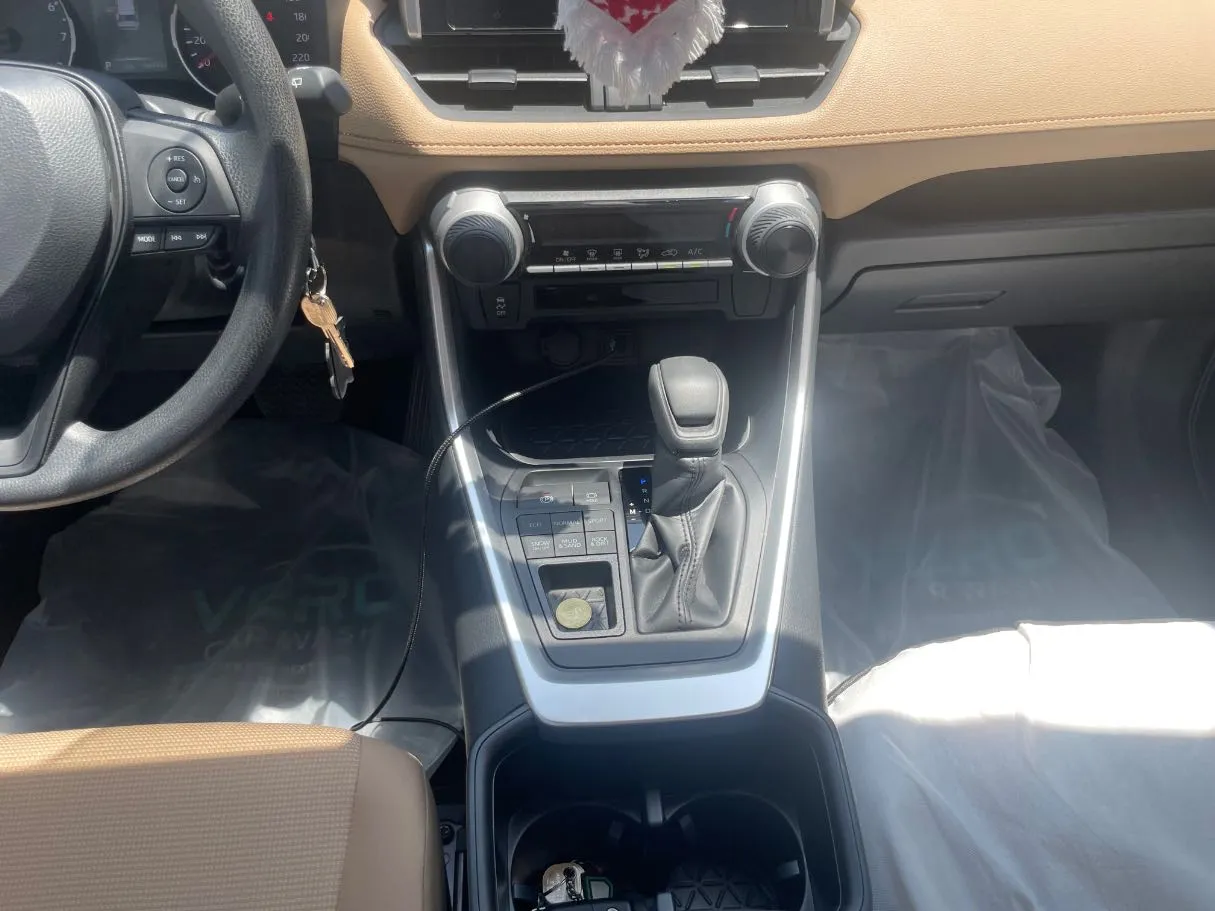 Car image 18