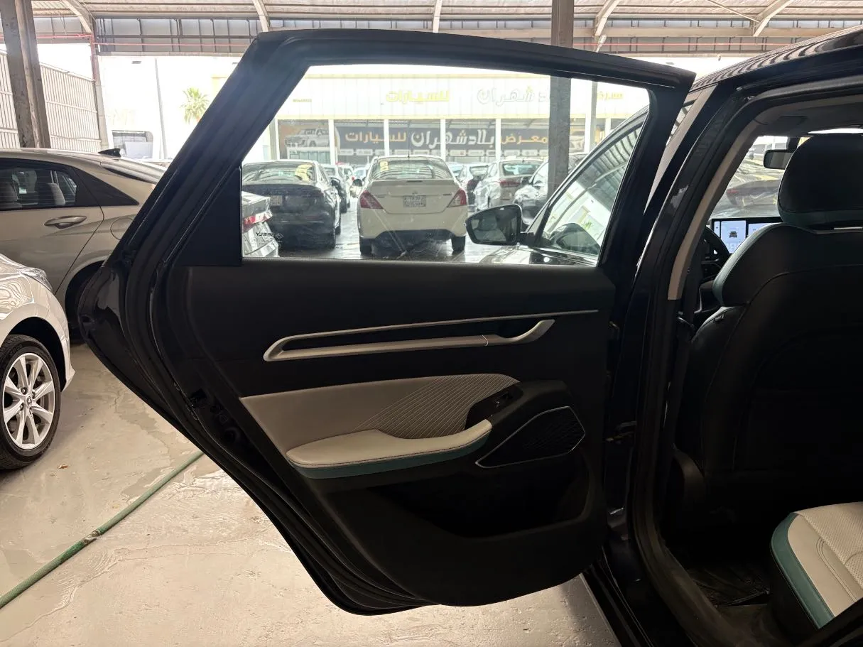 Car image 15