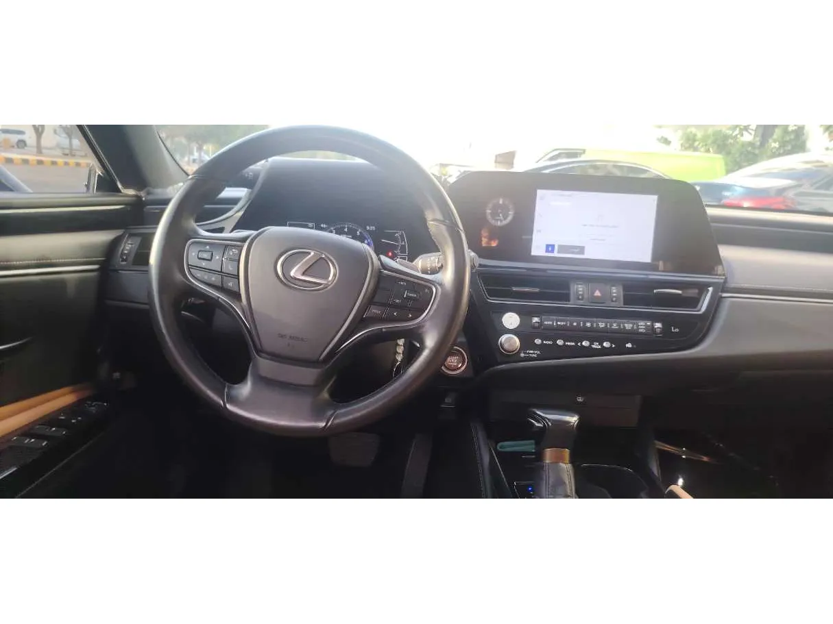 Car image 18