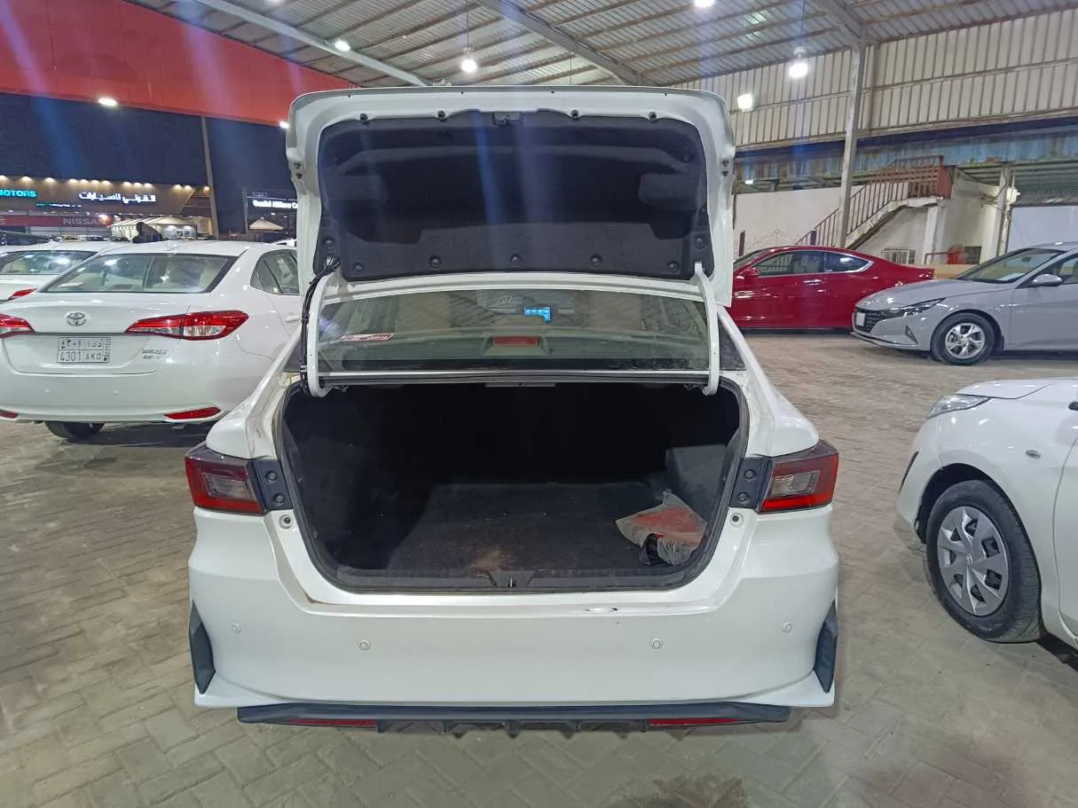 Car image 25