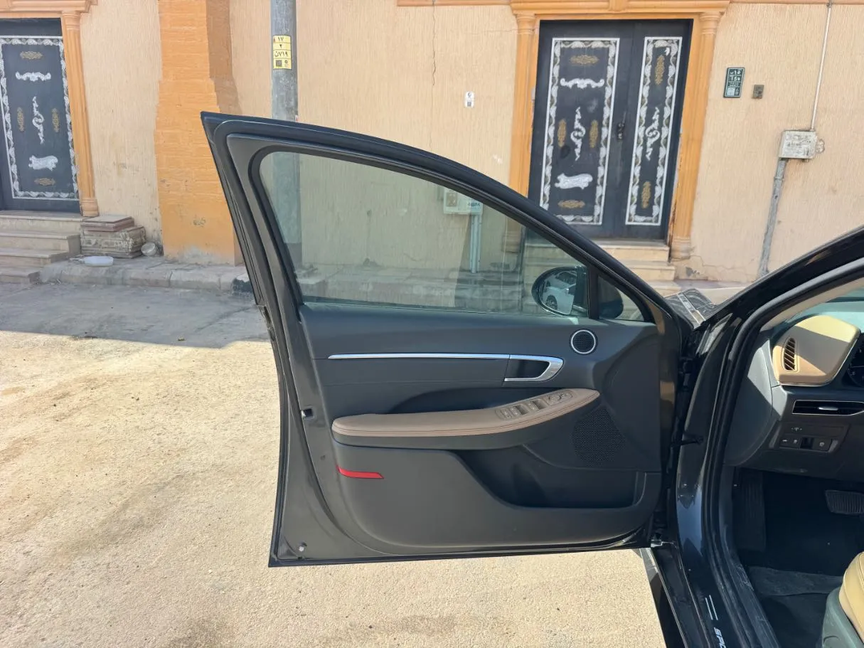 Car image 10