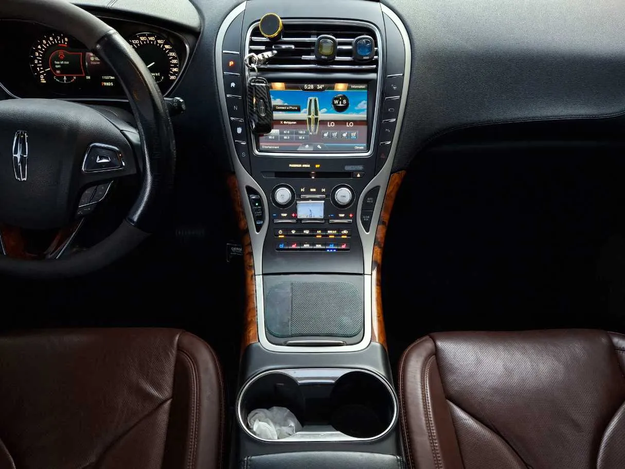 Car image 15