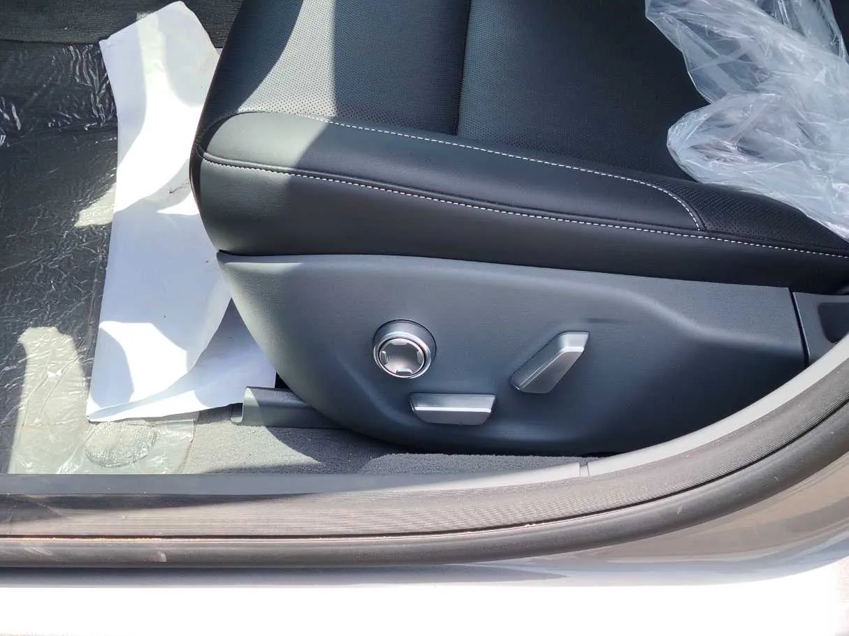 Car image 27