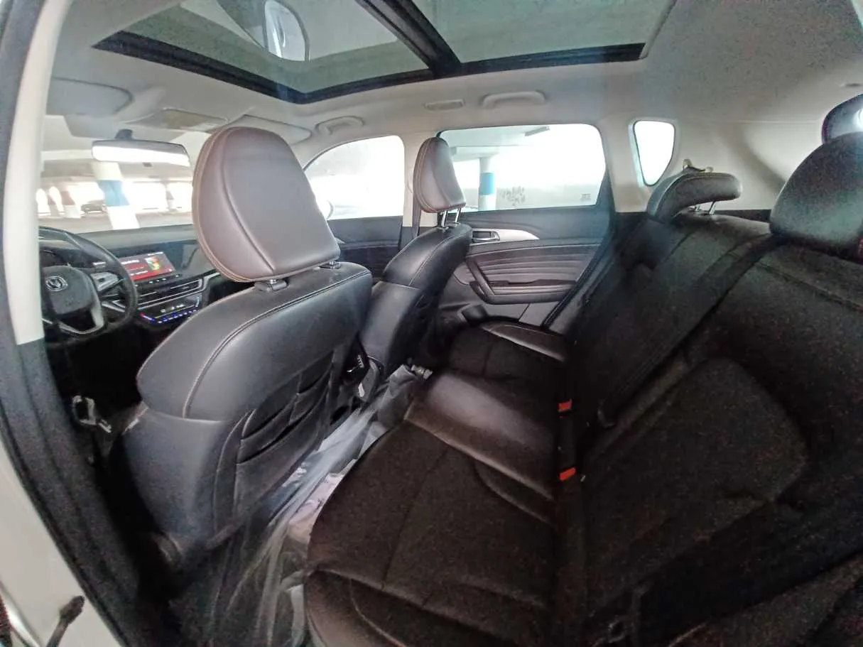 Car image 12