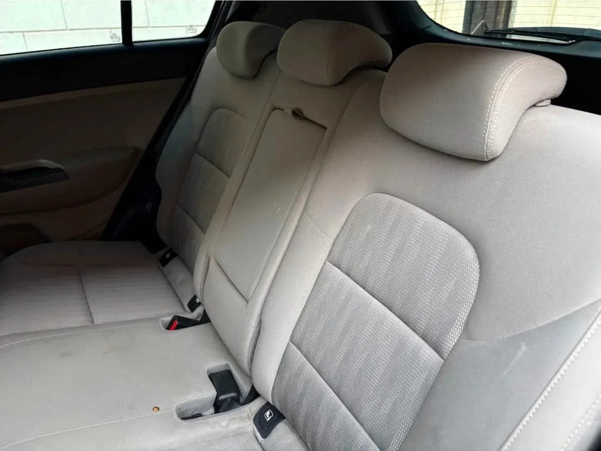 Car image 14