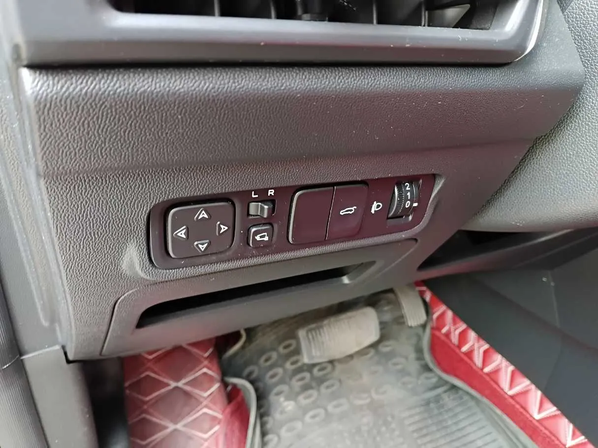 Car image 20