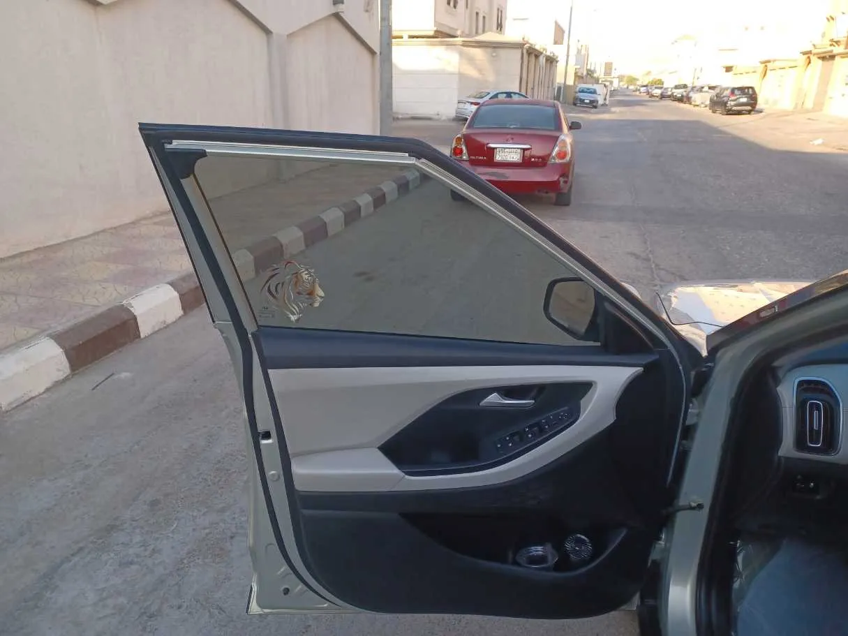 Car image 10