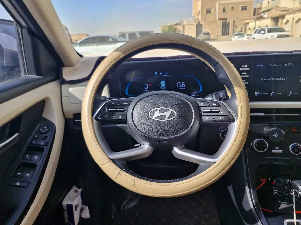 Car image 16