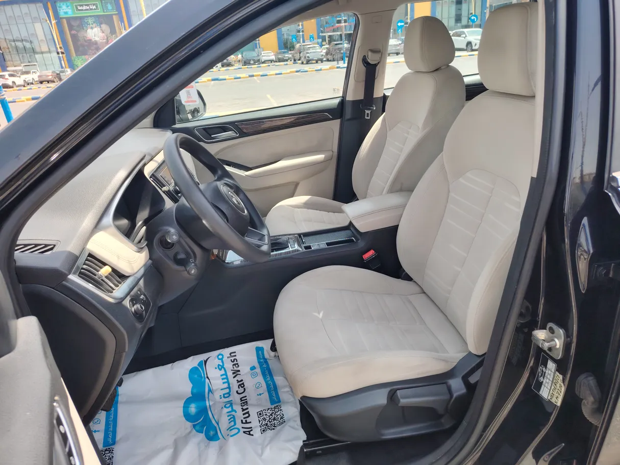 Car image 12