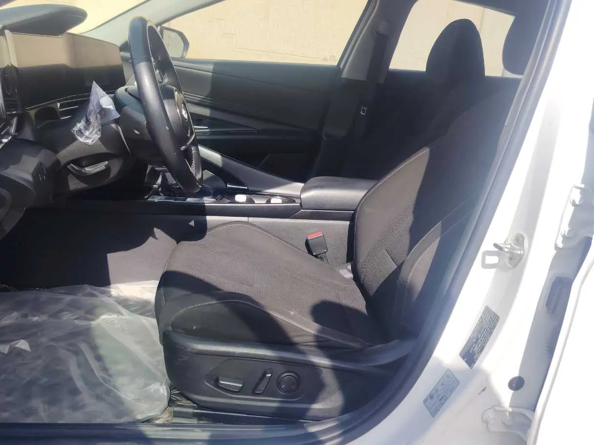 Car image 12