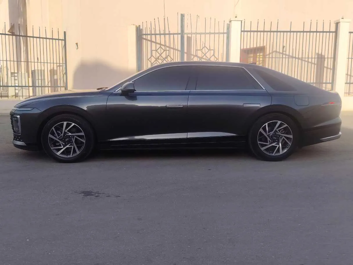 Car image 8