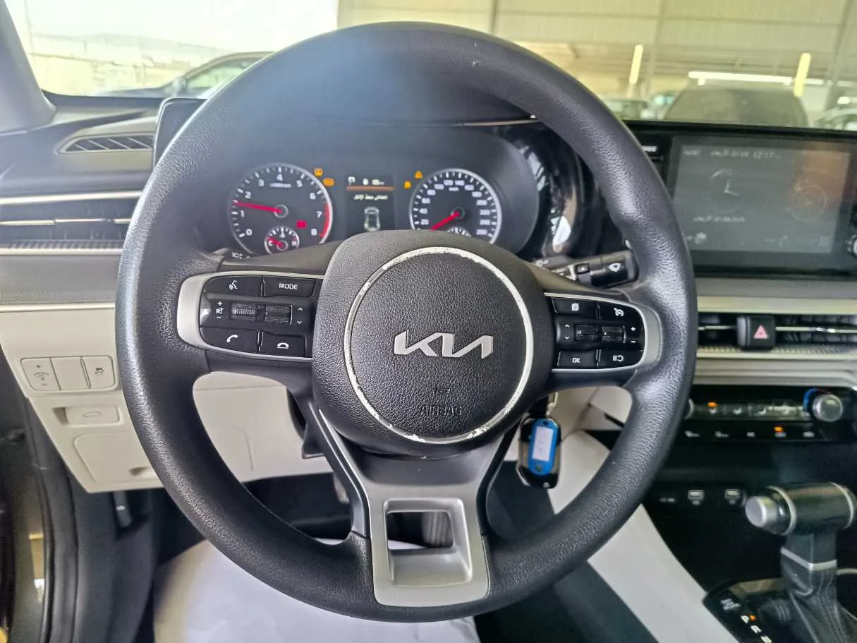 Car image 13