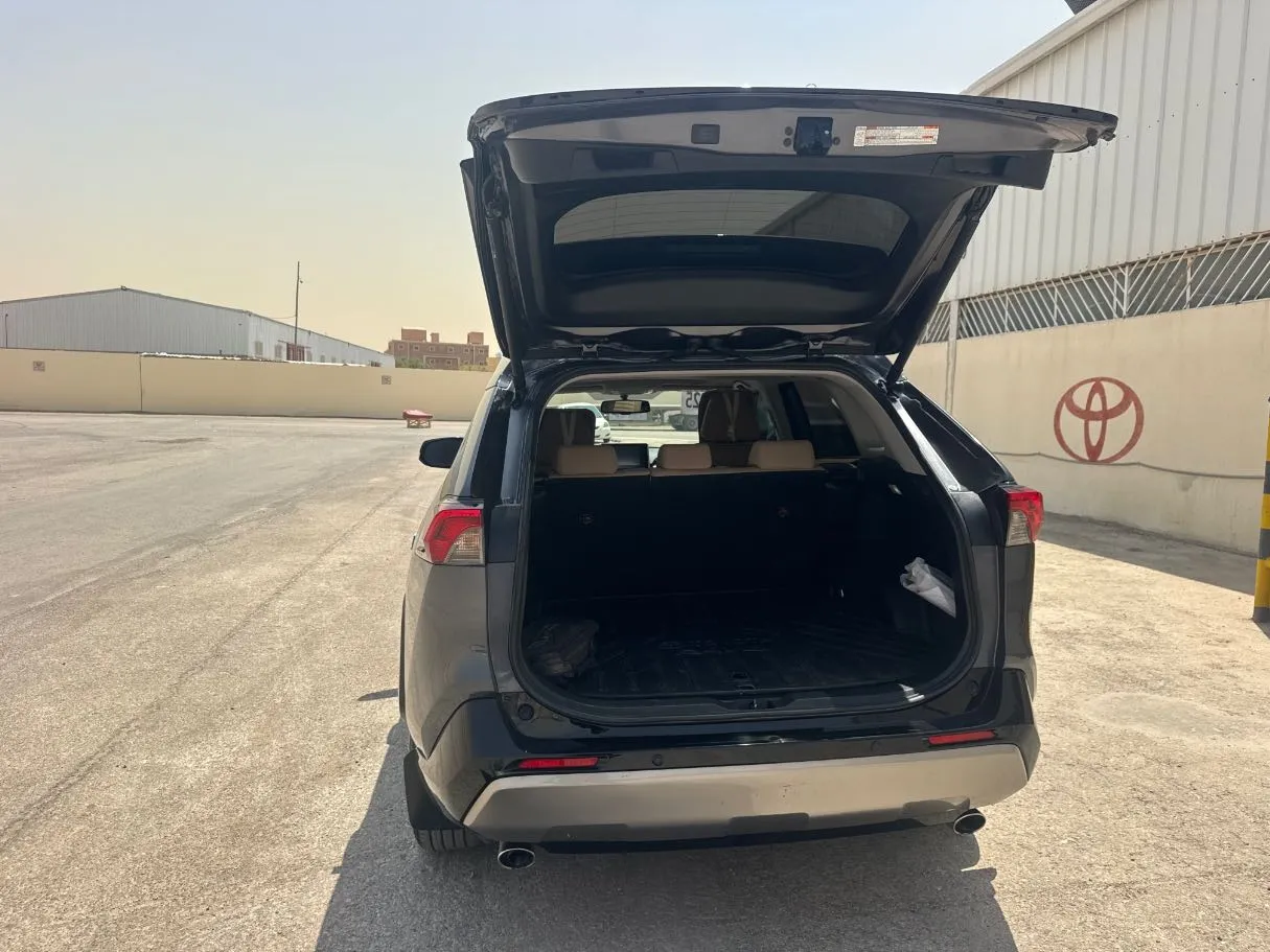 Car image 19