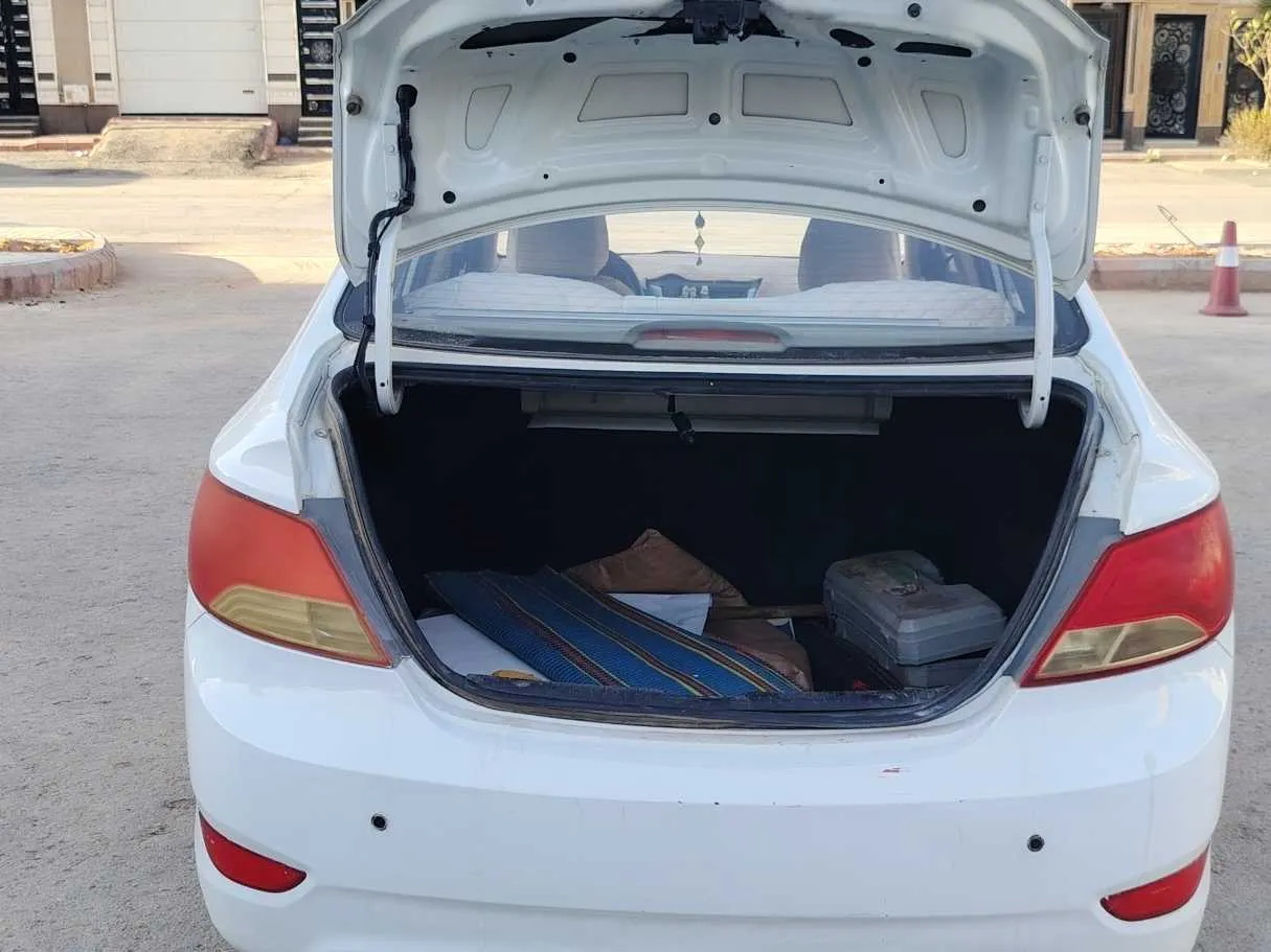 Car image 25