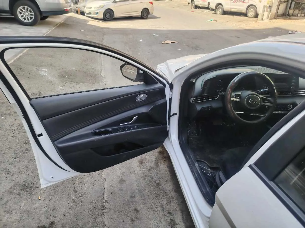 Car image 11