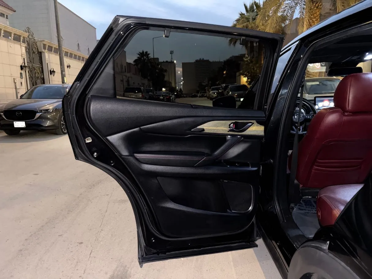 Car image 14