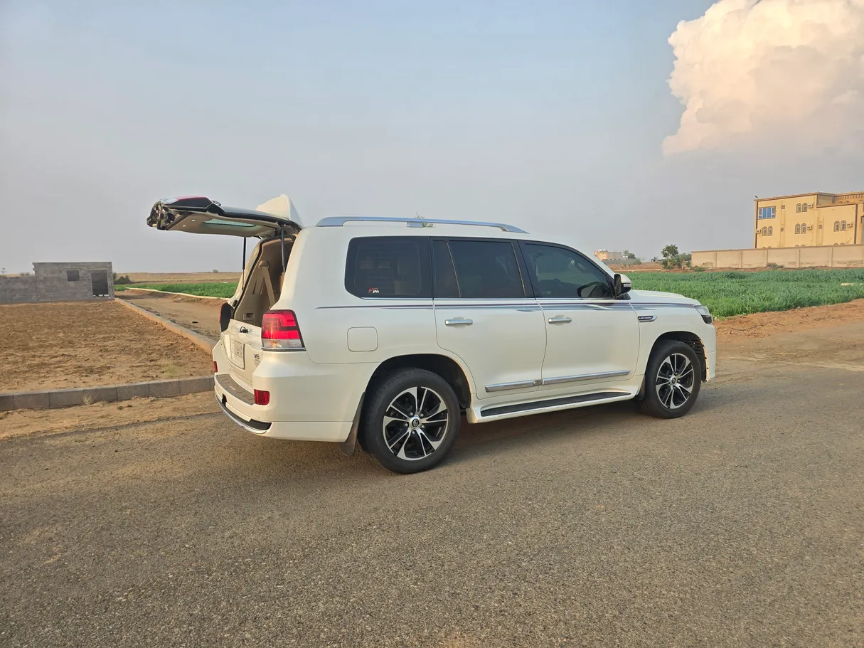 Car image 11