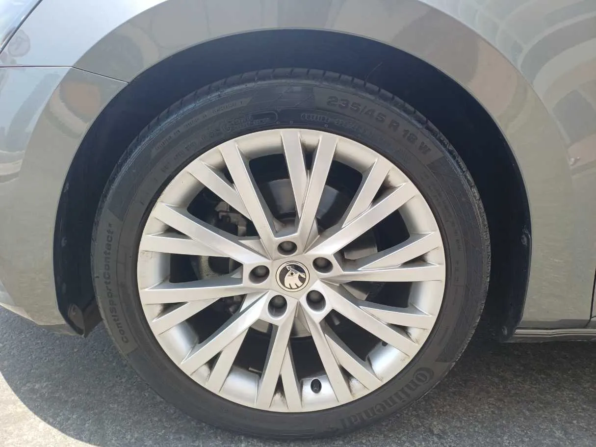 Car image 9