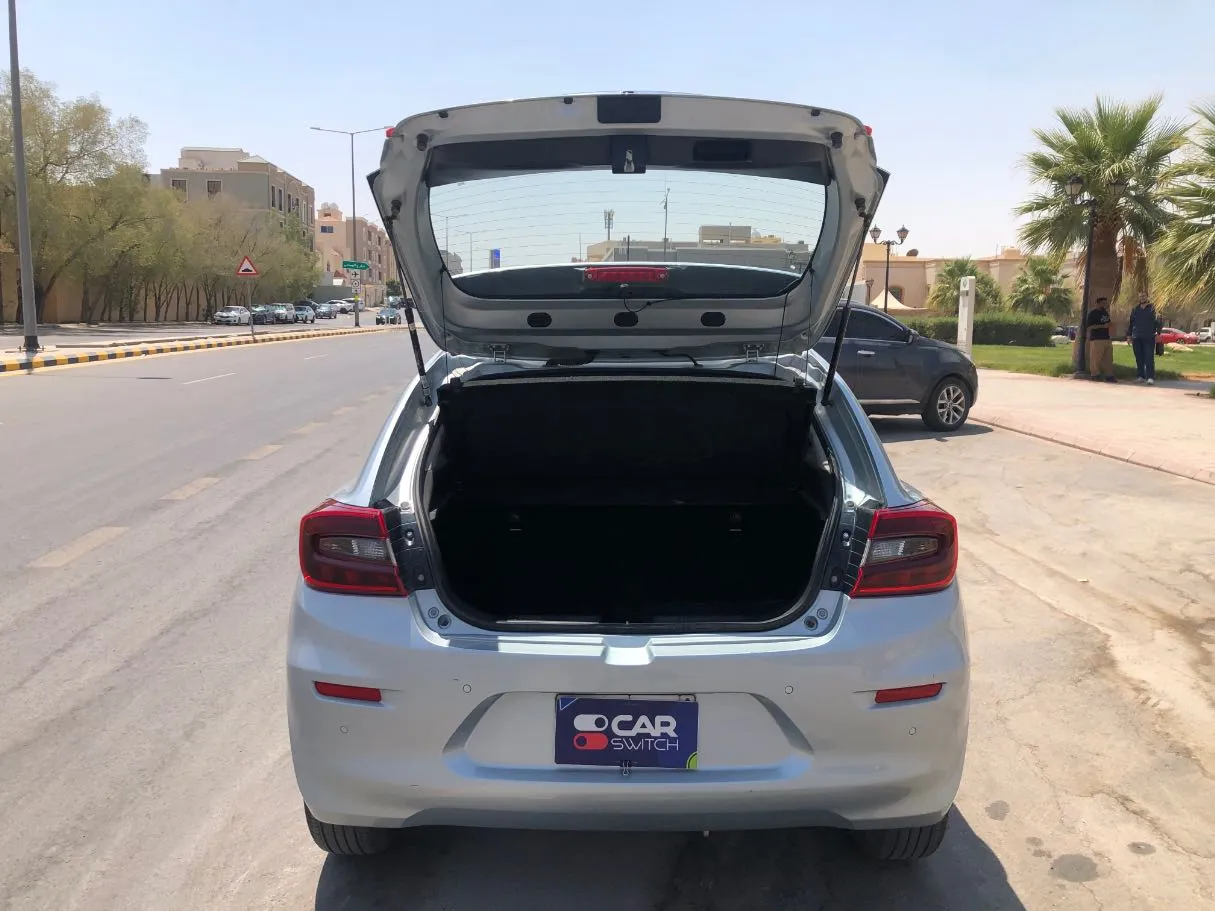Car image 18