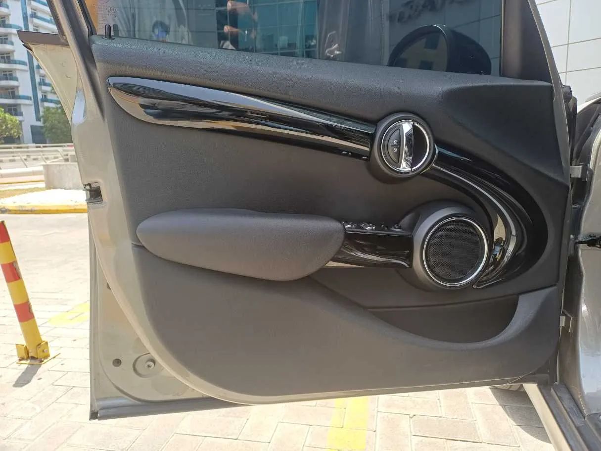 Car image 10
