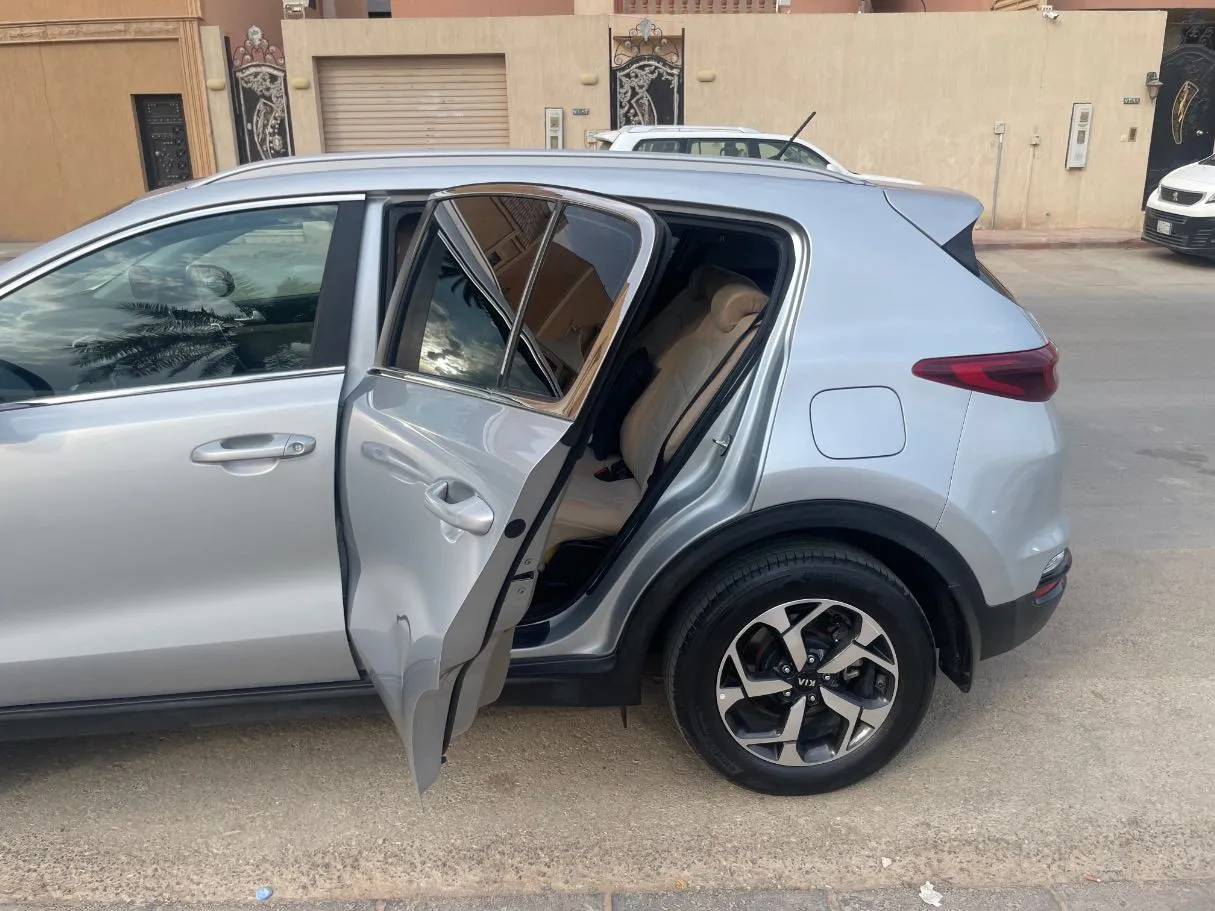Car image 14